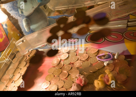 2p-Spiele-Maschine, die wir alle lieben zu spielen in einem Vergnügungspark Stockfoto