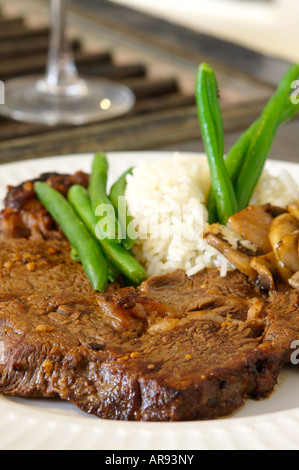 Gekochte Ribeye essen Reis Bohnen und Pilze hautnah Stockfoto