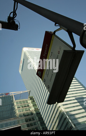 Docklands, Kanada Quadrat Bushaltestelle mit HSBC Tower im Hintergrund Stockfoto