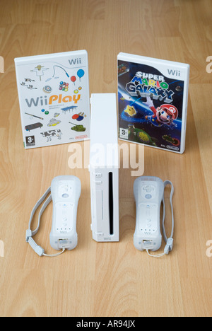 Nintendo Wii-Wireless Controller Handsets und Konsole mit Mariogalaxy und WiiPlay Spiele Stockfoto