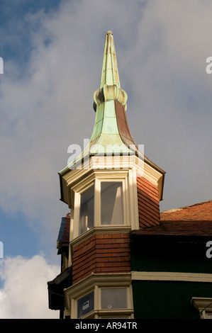 Ecke Turm Turm am Gebäude mit Kupfer Dacheindeckung hat im Laufe der Jahre - Grünspan grün verfärbt. Aberystwyth Wales UK Stockfoto