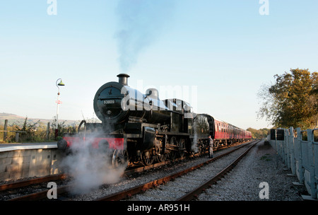 Ein Dampfzug fährt die Plattform. Stockfoto