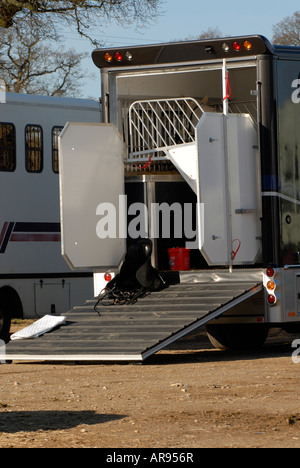 Pferde Tack Eimer Horsboxes Ställe und Ausmisten Tiere Fahrer Transport-Anhänger und Tücher Vollblutpferde Sättel, Dressur und showjumpin Stockfoto