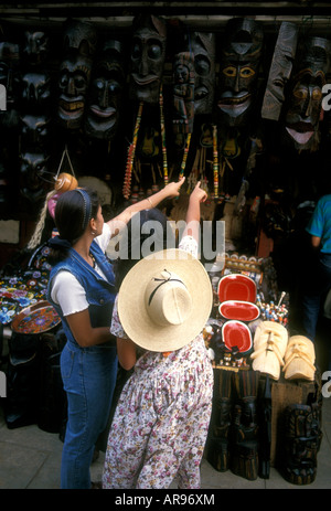 Mexikaner, Mutter, Töchter, Touristen, Besucher, Käufer, Einkaufen, Markt, Mercado, Stadt von patzcuaro, patzcuaro, Michoacán, Mexiko Stockfoto