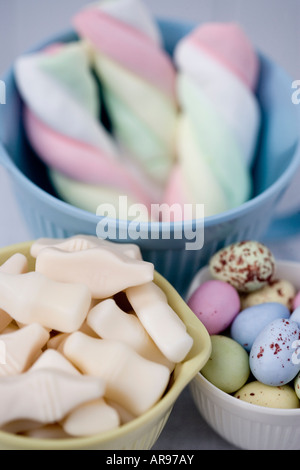 Verschiedene Süßigkeiten in Pastell Vintage-Stil-Schalen. Stockfoto