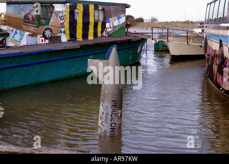 Rakete im Fluss unter künstlerischen Hausboote Stockfoto