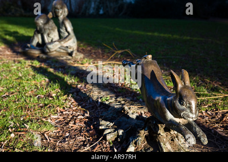 Teil von Alice und das weiße Kaninchen Skulptur von Edwin Russell befindet sich der Fluss Wey in Guildford, Surrey, England. Stockfoto