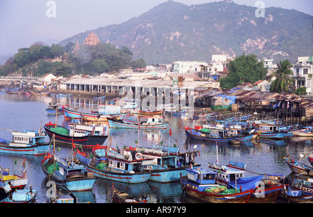 Nha Trang, Angelboote/Fischerboote mit Po Nagar Cham Towers im Hintergrund Stockfoto