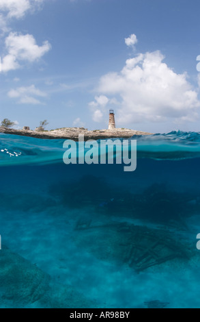 Unter über Taucher auf Paddlewheelt Schiffbruch Elbow Cay Leuchtturm Cay Sal Bank Bahamas Stockfoto