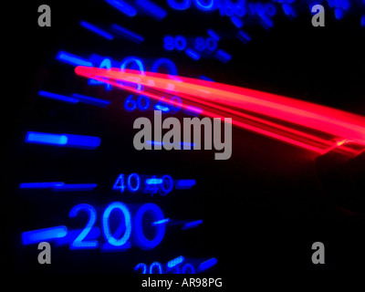 Verschwommen Tachometer Kilometerzähler Armaturenbrett nachts beleuchtet Stockfoto