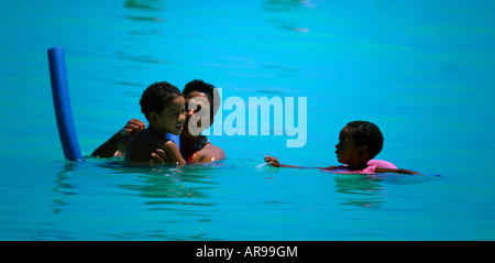 Nylon Pool Tobago von Pigeon Point Menschen schwimmen Stockfoto