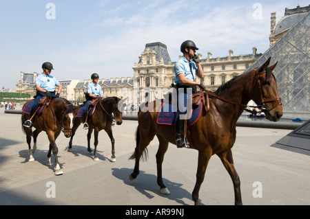 Montiert Polizei patrouillieren die Lamellen-Paris-Frankreich Stockfoto