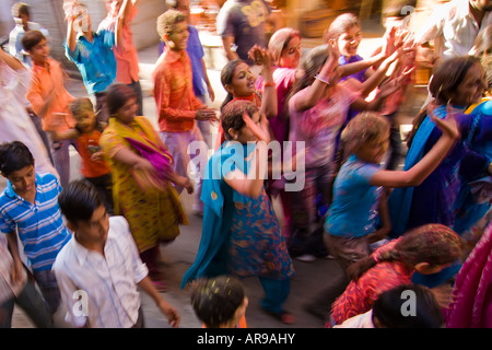 Indianer tanzen und Musizieren während Kali Festival (Bewegungsunschärfe auf Zweck) - Jaisalmer, Rajasthan, Indien Stockfoto