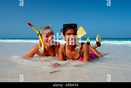 Zwei weibliche Scin Taucher am Strand Punta Cana Karibik Dominikanische Republik Stockfoto