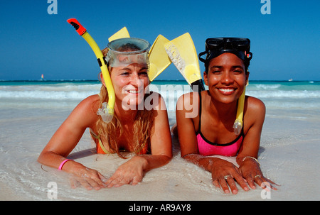 Zwei weibliche Scin Taucher am Strand Punta Cana Karibik Dominikanische Republik Stockfoto