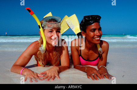 Zwei weibliche Scin Taucher am Strand Punta Cana Karibik Dominikanische Republik Stockfoto