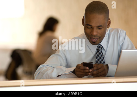 Afrikanisch-amerikanischer Geschäftsmann auf PDA arbeiten. Stockfoto