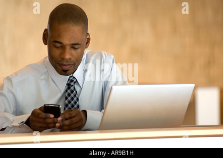 Afrikanisch-amerikanischer Geschäftsmann mit PDA. Stockfoto