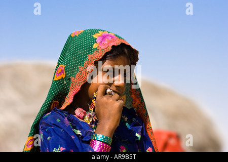 Junge Mädchen lebt in einem kleinen Dorf - Thar-Wüste, Rajasthan, Indien Stockfoto