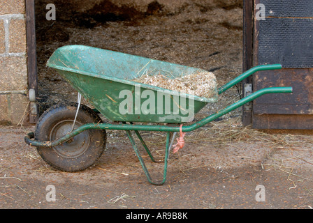 Pferdeställe und Ausmisten harte dreckige stinkende Jobs oder Aufgaben im Zusammenhang mit Pferden und Reiten Stockfoto