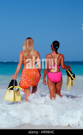 Zwei weibliche Scin Taucher am Strand Punta Cana Karibik Dominikanische Republik Stockfoto