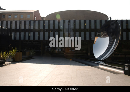 Bild des Spiegels Himmel außerhalb der Nottingham Playhouse in England Stockfoto