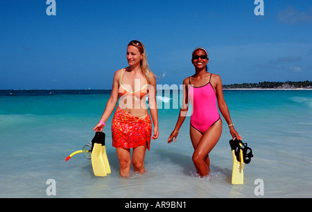 Zwei weibliche Scin Taucher am Strand Punta Cana Karibik Dominikanische Republik Stockfoto