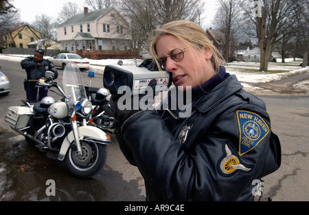 Polizist mit einem Radar-Pistole in eine Radarfalle in New Haven CT USA Stockfoto