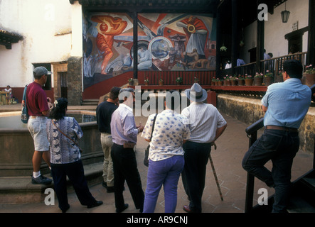 Mexikanische Volk, Touristen, geführte Tour Gruppe, Haus der elf Innenhöfe, La Casa de los Einmal Patios, Stadt von Patzcuaro, Michoacán, Mexiko Stockfoto