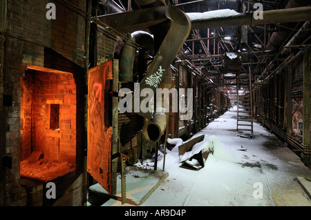 Glühenden Feuer in einem Ofen bei der verlassenen Don Valley Brickworks Pflanze Toronto mit Schnee im winter Stockfoto