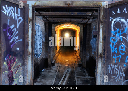 Einziges Licht im Tunnel von der verlassenen Don Valley Ziegelei Toronto Fabrik Steinofen mit Graffiti an Türen Stockfoto