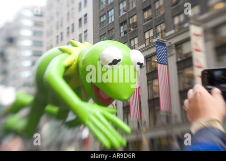 Kermit der Frosch fliegt durch die Luft auf der Macy's Day Parade in Manhatten, New York Stockfoto
