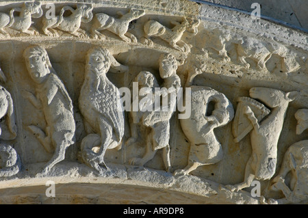 Esel-Musiker und andere Fantasy-Charaktere. Schnitzereien über dem südlichen Eingang der romanischen Kirche in Aulnay de Saintonge Stockfoto