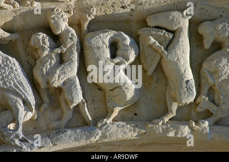 Esel-Musiker und andere Fantasy-Charaktere. Schnitzereien über dem südlichen Eingang der romanischen Kirche in Aulnay de Saintonge Stockfoto