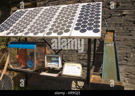 CORRIS GWYNEDD NORTH WALES UK June A Auswahl der Photovoltaik-PV-Solar-Panels verwendet für die Stromversorgung einer Wasserpumpe Stockfoto