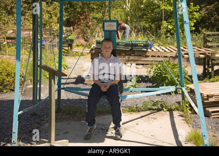 CORRIS GWYNEDD NORTH WALES June A junge Boy sitzt auf dem Stuhl, das ausgelöst wird, durch Windkraft mit einer Multi-Blade-Windmühle Stockfoto