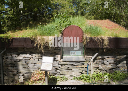 CORRIS GWYNEDD NORTH WALES ist Juni Lebensmittel Gebäude mit dicken Mauern und das Dach der Rasen in den Boden versenkt. Stockfoto