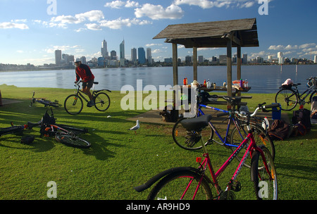 Radfahrer auf Fluss Vorland Perth Western Australia Stockfoto