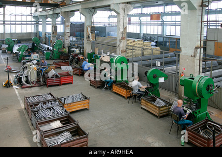 Blatt Eisen Roll Mühle Rohr Finisher brüniert Grind Schweißqualität Fabrik Arbeit Beruf Job Fähigkeit Geschicklichkeit Stockfoto