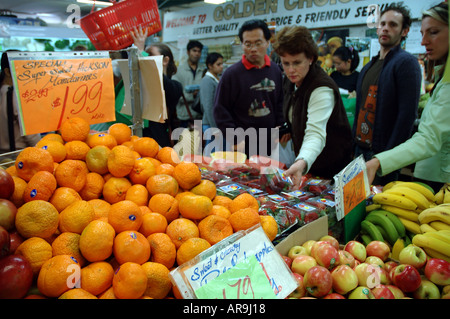 Massen, Kauf von frischem Obst und Gemüse auf dem Großmarkt, Subiaco Märkte, Perth, Western Australia Stockfoto