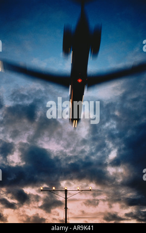 regional-Jet Airliner MD-80 über Landescheinwerfer Ansatz Start-und Landebahn in der Abenddämmerung Sonnenuntergang Sonnenaufgang blauen Himmel Wolken Nacht Stockfoto