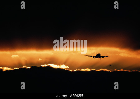 Airbus-Jet Airliner fliegen bei Sonnenuntergang sunburst Stockfoto