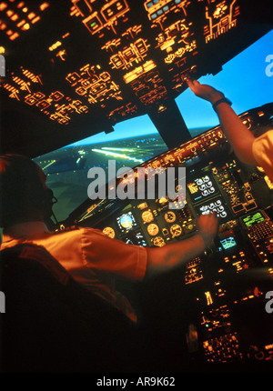 Boeing 757 Jet Airliner Cockpit Piloten am Steuer im Endanflug mit einem Triebwerk zu landen ist fehlgeschlagen Stockfoto