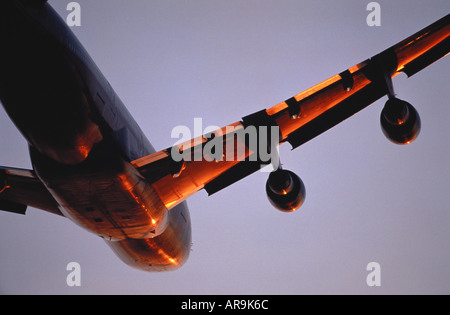 Boeing 747 in der Luft fliegen bei Sonnenuntergang Stockfoto