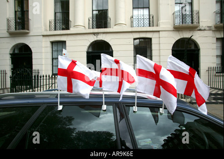 Blaues Auto fliegen vier England Kreuz von St. George Fahnen Stockfoto