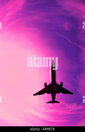 Jumbo Jet Boeing MD-11 Flugzeug rosa lila Himmel bei Kreuzfahrt Höhe Flugmotoren Flügel Stockfoto
