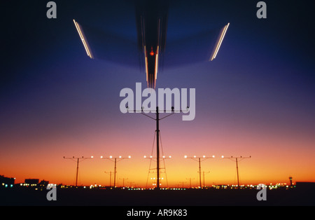 Flugzeug Landung über Anflugbefeuerung der Landebahn bei Nacht Dämmerung Sonnenuntergang Sonnenaufgang Stockfoto