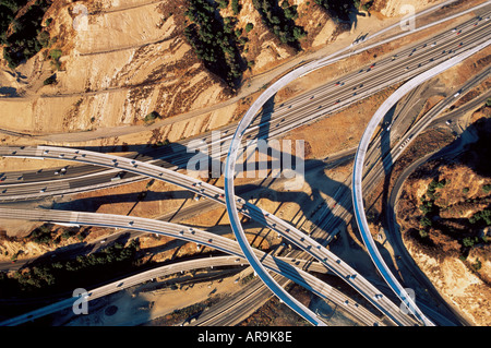 Luftaufnahme des Verkehrs auf komplexe Autobahnkreuz der Autobahnen Straßen Spaghetti wie southern California Los Angeles in felsigen de Stockfoto
