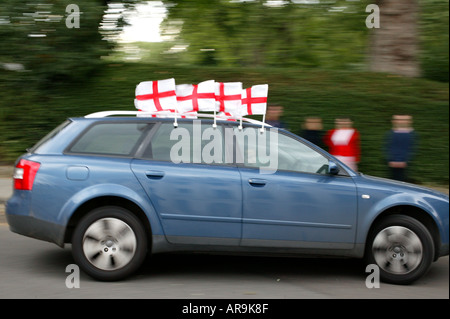 Blaues Auto mit England St George Cross Flags Stockfoto