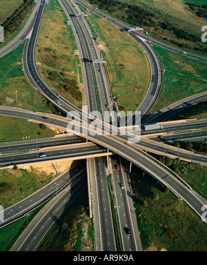 Luftaufnahme der Autobahn Autobahnkreuz Straßen auf M25 in den UK England Verkehr Autos LKW Spaghetti Stockfoto